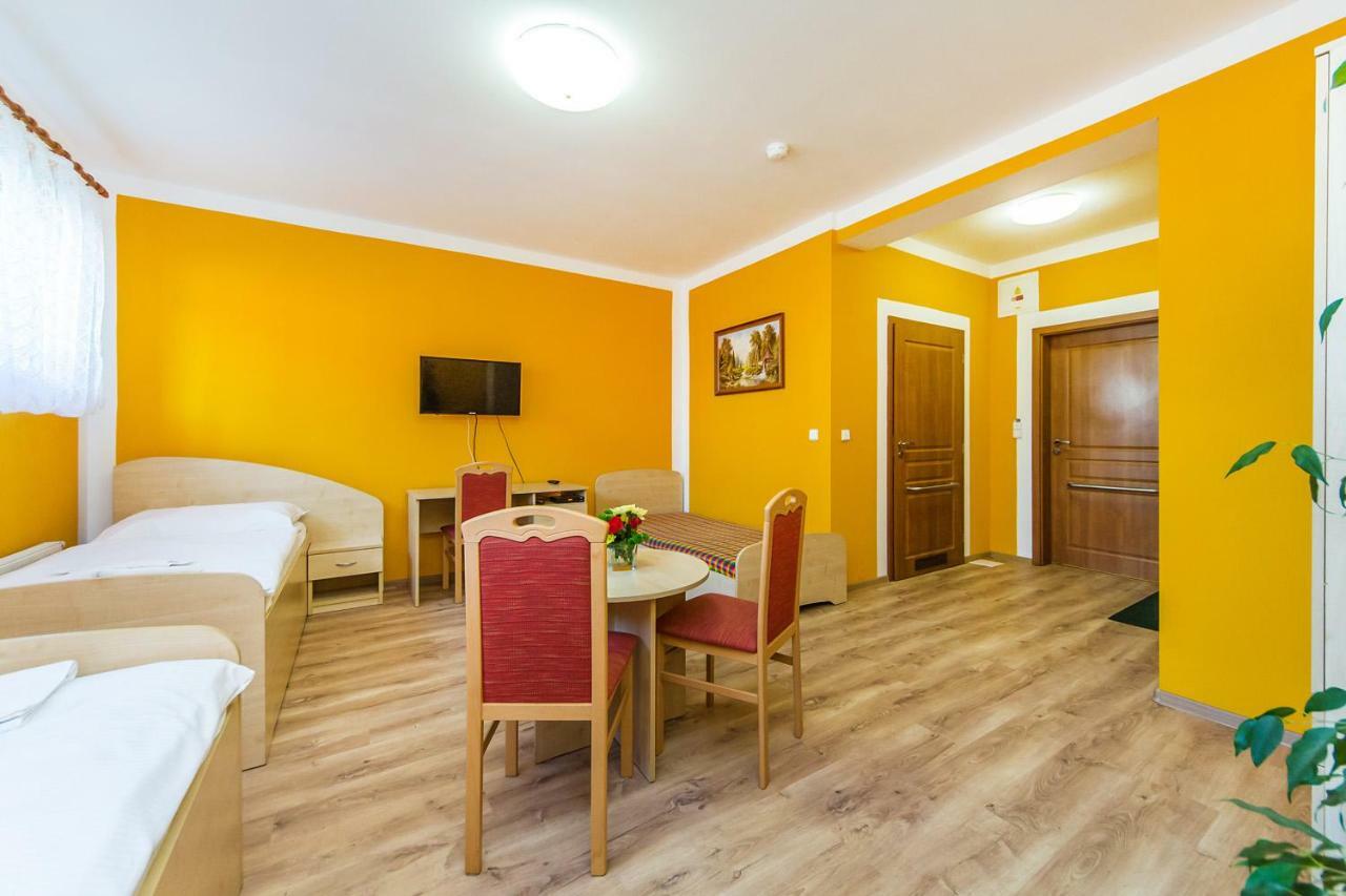 Hotel & Motorest V Udoli Zlateho Potoka Blsany Exterior foto